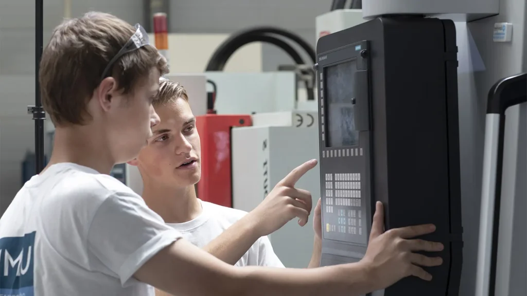 Deux étudiants ingénieurs devant un moniteur