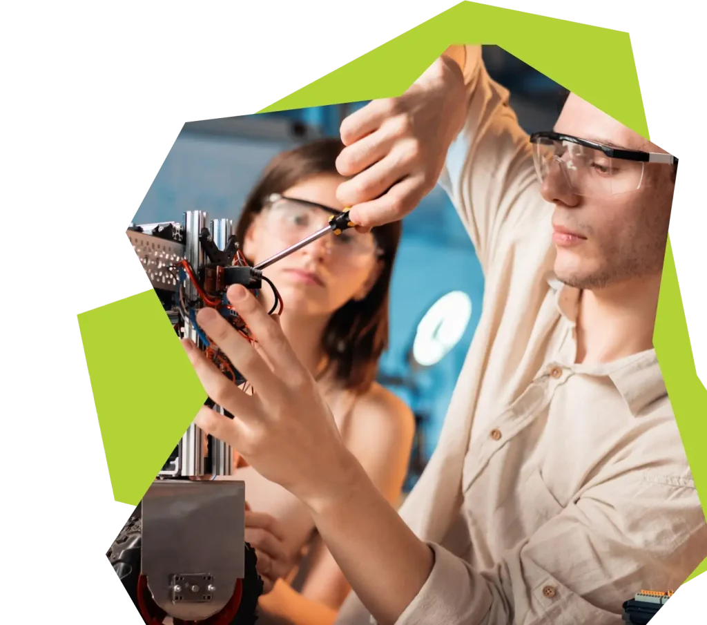 Deux personnes travaillant sur un projet.