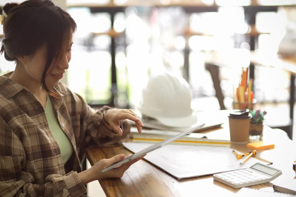 Femme travaillant sur un bureau.