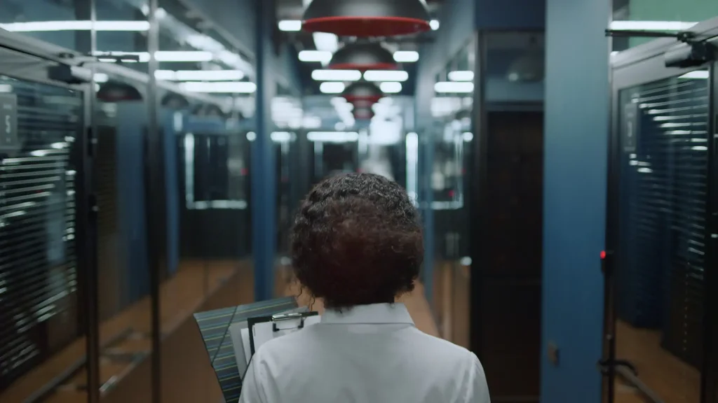 ingénieur marchant dans les couloirs d'un data center