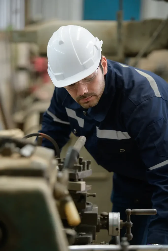 ingenieurs testant le fonctionnement d'un robot