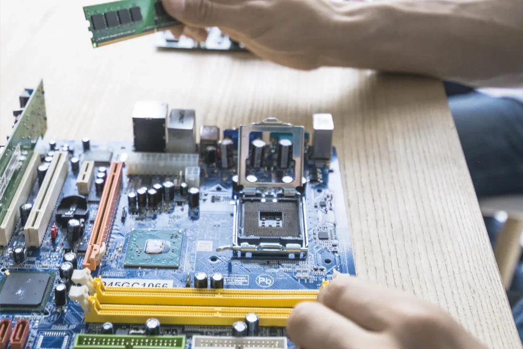 technicien ingénieur avec une carte mère
